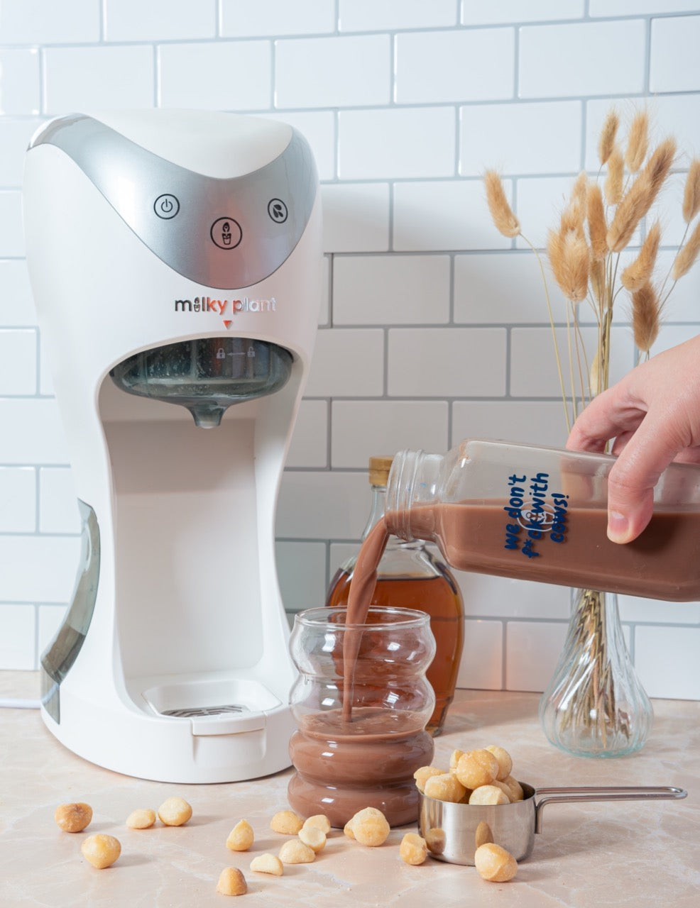 Cinnamon Chocolate Macadamia Nut Milk